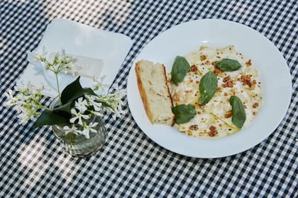 Raviolon de batata con queso azul y praline salado.