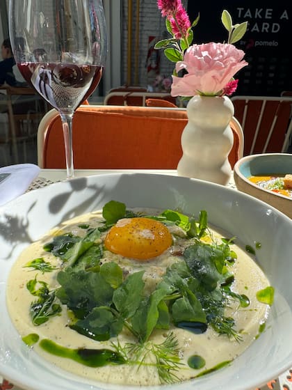 Raviolón de hongos y ricota, con bagna cauda y yema curada, en Las Flores.