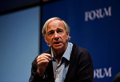 Para Ray Dalio, historiador económico y exitoso inversor, el problema central es que los individuos creen estar siendo racionales cuando en realidad están respondiendo a impulsos emocionales