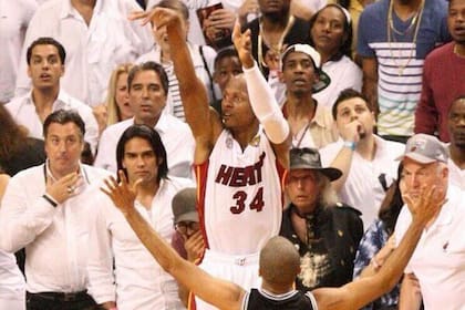El famoso triple de Ray Allen, observado por el futbolista Radamel Falco García, que destruyó la ilusión de los Spurs de Emanuel Ginóbili