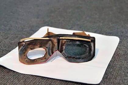 “Ray Ban Cordillera”. En las vitrinas se exponen diversos objetos utilizados por los sobrevivientes, como estos anteojos hechos con materiales de la cabina del avión