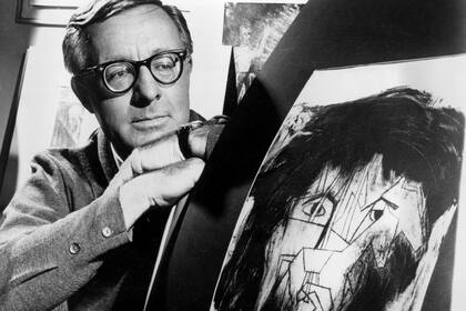 Ray Bradbury. El escritor de ciencia ficción mirando una imagen que era parte de un proyecto escolar para ilustrar personajes en uno de sus dramas en Los Ángeles. 8 de diciembre de 1966