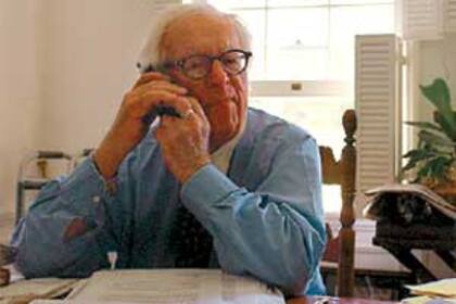 Ray Bradbury en su casa de Los Angeles, Estados Unidos