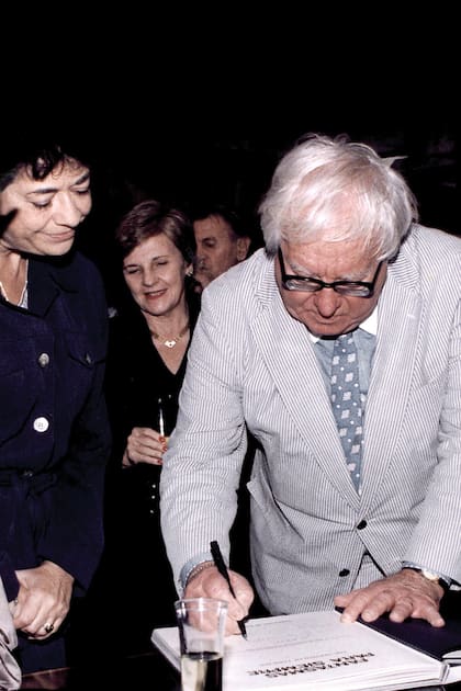 Ray Bradbury visitó la Feria del Libro de Buenos Aires en 1997 y volvió a participar, por videoconferencia, en 2006