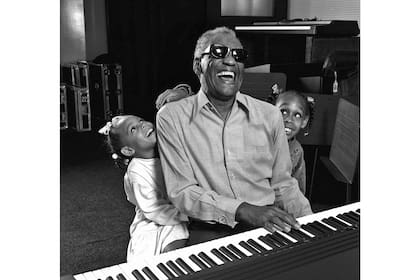 Ray Charles, con sus nietas; retrató a muchos, no es fan de ninguno