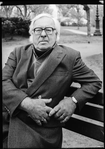 Ray Douglas Bradbury nació en Waukegan, Illinois, el 22 de agosto de 1920. Conocido principalmente por su libro Crónicas marcianas (1950), comenzó a publicar cuentos a los 20 años. Su clásico Fahrenheit 451 fue llevado al cine por François Truffaut, en 1966. Bradbury falleció el 5 de junio de 2012.