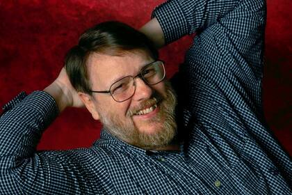 Ray Tomlinson inventó el correo electrónico