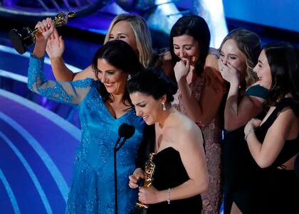 Rayka Zehtabchi y Melissa Berton aceptan el Oscar por Mejor Corto Documental