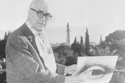 Raymond Hekking, el marchand de Niza que compró la obra por tres libras, con una de las ampliaciones de detalles del cuadro que usó para intentar convencer a los expertos