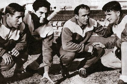 Raymond Kopa y Ferenc Puskas (14 de agosto de 1958): práctica antes del amistoso en el Monumental, contra River; Real Madrid presenta al atacante húngaro y gana 1-0; en la imagen, Kopa, Héctor Rial (autor del gol), Distéfano y Puskas