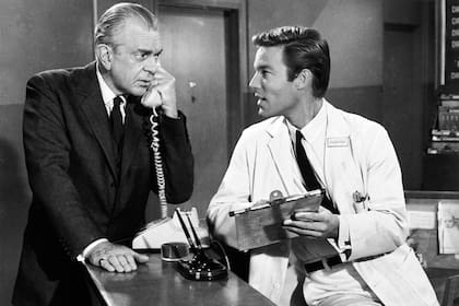 Raymond Massey (Dr. Gillespie) y Richard Chamberlain  (Dr. Kildare), en una foto promocional de la serie televisiva