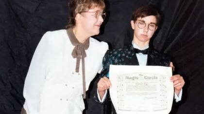 Raymond recibió el diploma que lo convertía en miembro del Magic Circle