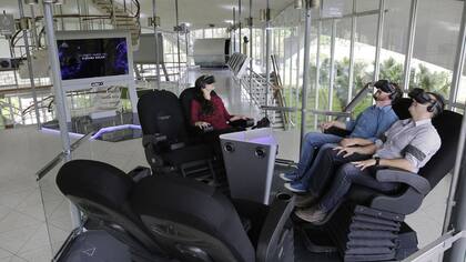 Después de nueve meses de estar cerrado reabre sus puertas con tecnología renovada, simuladores y equipos de proyeccción