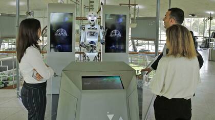 En el hall principal está Galibot, un robot que demanda la atención de los visitantes