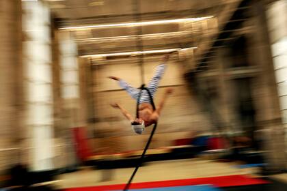 Un alumno trabaja en su performance durante una clase en la Escuela Superior de Artes Circenses de Bruselas