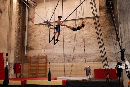 Reabre la escuela de circo de Bruselas entre la alegría y la incertidumbre