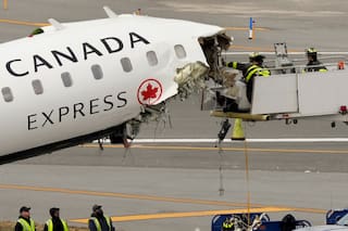 Reabre la pista del aeropuerto LaGuardia donde un avión chocó con un camión de bomberos