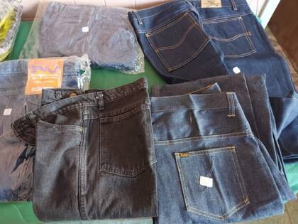 Reabrieron un depósito de Alpargatas en La Plata y causó furor por sus bajos precios.