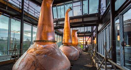 Reacondicionamiento de los alambiques de la destilería Rosebank, apodada "el rey de las tierras bajas" (Lowlands)