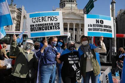 Reactivaron la vigilia contra la reforma judicial con un abrazo simbólico al Congreso
