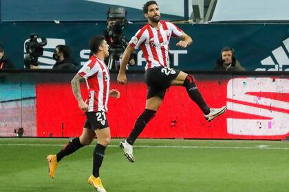 Raúl García, con un mano a mano y un penal, consiguió los dos goles de los leones de San Mamés en Málaga; Athletic definirá este domingo con Barcelona, en Sevilla.