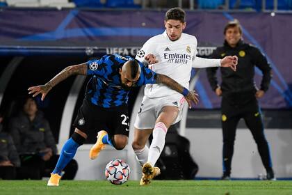 En un primer tiempo de ida y vuelta, Arturo Vidal estuvo en los roces en el mediocampo y casi anota un gol desde afuera del área para Inter.