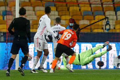 Solomon observa cómo la pelota se incrusta en el arco de Real Madrid; será el segundo gol de Shakhtar Donetsk, que venció 2-0 a los de la capital española.