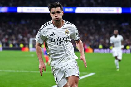 Brahim Díaz empieza el festejo de su gol; terminará metido en la tribuna entre los hinchas