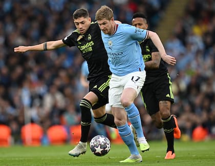 Real Madrid's Uruguayan midfielder Federico Valverde (L) vies with Manchester City's Belgian midfielder Kevin De Bruyne during the UEFA Champions League second leg semi-final football match between Manchester City and Real Madrid at the Etihad Stadium in Manchester, north west England, on May 17, 2023. (Photo by Paul ELLIS / AFP)