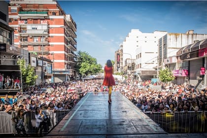 Real Niní cantó en Buenos Aires Celebra Corea, y también participó en una de las aperturas de Showmatch