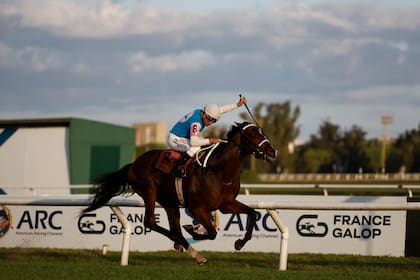 Real Rim pasó de largo en la recta final y se quedó con el Gran Premio Jockey Club (G1), en San Isidro