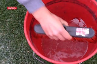 Polémica por un spot por el Día de la Mujer de un club de fútbol de España con una niña limpiando