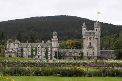 El Castillo de Balmoral es uno de los lugares favoritos de la reina Isabel II en el mundo. Allí es suele pasar sus vacaciones de verano junto con el duque de Edimburgo