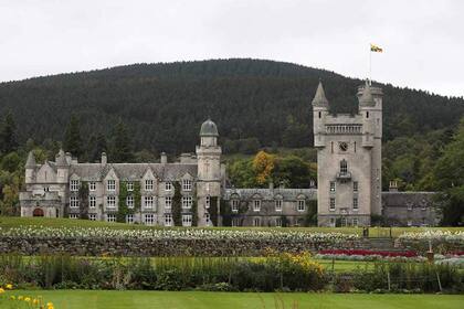 El Castillo de Balmoral es uno de los lugares favoritos de la reina Isabel II en el mundo. Allí es suele pasar sus vacaciones de verano junto con el duque de Edimburgo 