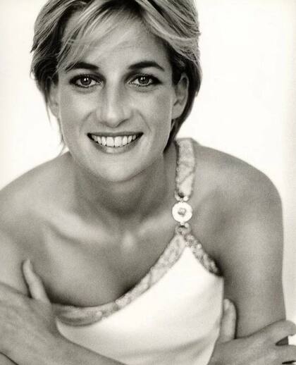 Muchos reconocen la belleza y facciones de la princesa Diana de Gales en los de sus sobrinas, las gemelas Eliza y Amelia Spencer. Así posaba Lady Di a los 36 años para Mario Testino.