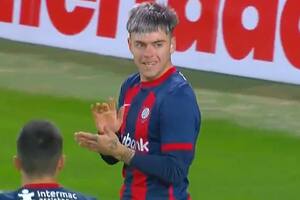 Reali aplaude a sus compañeros luego de marcar el 2 a 0 de San Lorenzo frente a Peñarol