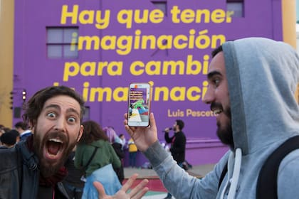 Uno de los consejos de Pescetti en una pared de la terraza del Recoleta para descubrir personajes con realidad aumentada