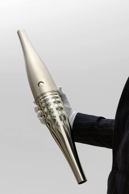 Realizada en acero reciclado al 100%, que permite reducir la huella de carbono y garantiza resistencia a cualquier clima y pesa menos de dos kilos