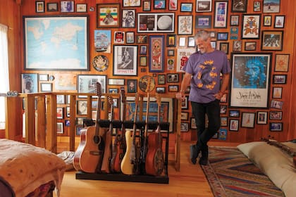 Realizada por un amigo suyo, la casa de Matías
está construida en madera y decorada con cuadros, alfombras, instrumentos musicales
y recuerdos de sus viajes. “La madera permite una acústica natural: ensayar y grabar acá es
un placer”, asegura