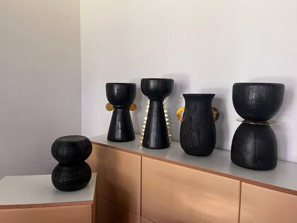 Realizadas en madera quemada y bronce, estas piezas de Martín Bustamante fueron creadas especialmente para la cápsula de La Cûpula Concept Store en la Asociación Amigos del Bellas Artes.