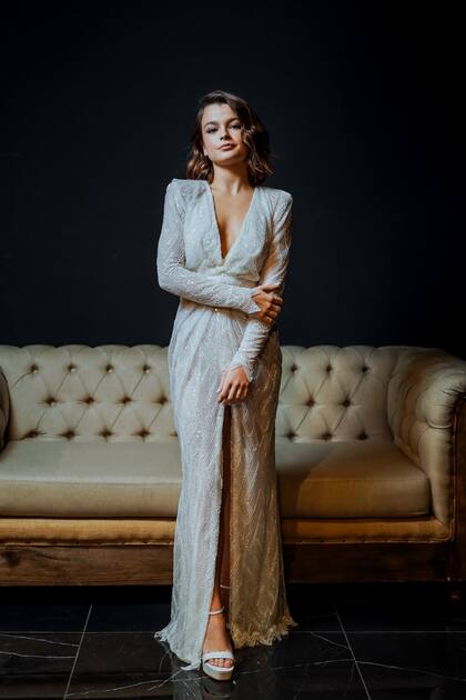 Realizado en tul francés y bordado a mano con cuentas y lentejuelas, este elegante vestido de diseño lineal fue el gran protagonista de la noche. El doble escote en V y las sisas cavadas, delineaban a la perfección la silueta de Muna.