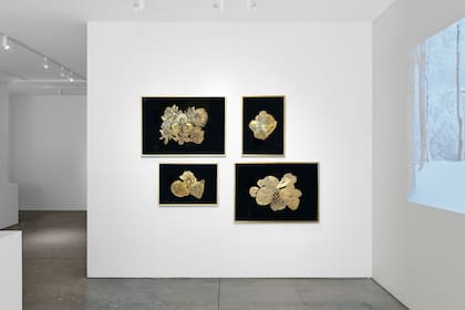 Realizados en bronce, estos cuadros fueron realizados por Agustina Braun (están inspirados en dibujos que ella hizo) y forman parte de la muestra colectiva que se exhibe hasta mayo en Praxis