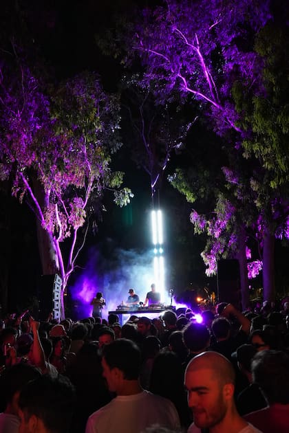 “Realizamos una curaduría muy selectiva, permitiendo quizás cuatro fiestas por mes, porque también queremos proteger nuestros propios espacios de sunsets y DJs”, agrega Sofía