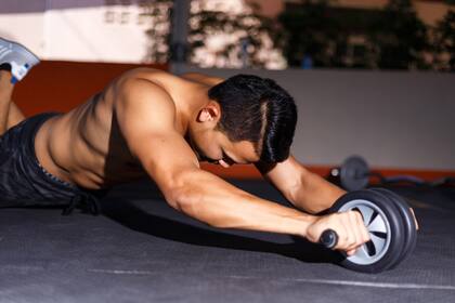 Realizar abdominales con ruedita permite ganar fuerza, mejorar la postura y aumentar la masa muscular