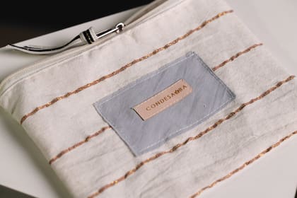 “Realizo Totes y accesorios de distintos tamaños, mezclando texturas de telas, cintas, colores, materiales. Son de calidad y excelente terminación".