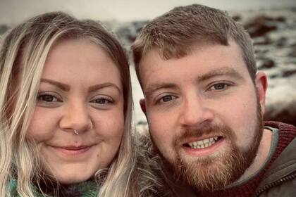 Reanna Mash y Chris Buxton se cansaron de pagar un elevado alquiler por un monoambiente y ahora viven en una camioneta reciclada por ellos mismos