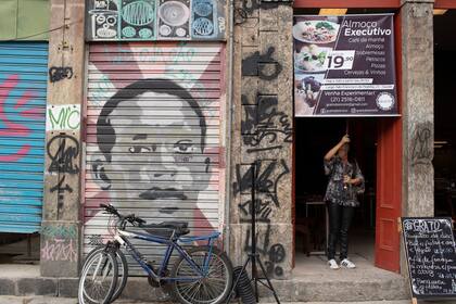 Un restaurante de barrio levanta la cortina por primera vez en tres meses