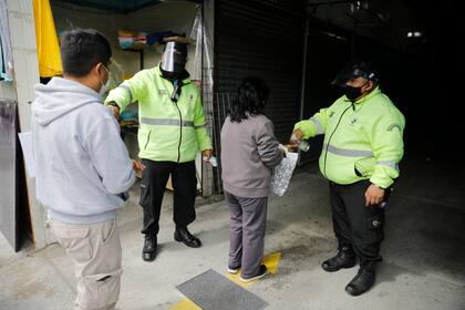 En octubre, así ingresaban las personas se les ponía alcohol, pasaban por un rociador sanitizante y se les controlaban la fiebre