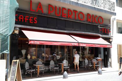 Reapertura de la Confitería La Puerto Rico, que tiene más de 120 años de historia.
Puesta en valor del salón y sus instalaciones, es obra del mismo estudio que restauró La Ideal. Detalles de los espejos, los mostradores que cambiaron de lugar, el diseño original del piso, la luz cenital del techo, los ventiladores de mimbre, la fachada con su clásica vidriera; y también imágenes del servicio, las medialunas eran famosas, además del café recién molido y los sándwiches de matambre