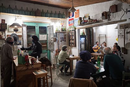 Con protocolo sanitario y menos gente, reabrió la pulperia La Tranca en Cura Malal, Coronel Suarez